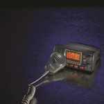 Radio marine VHF avec GPS de 25 watts Cobra avec support fixe, noire